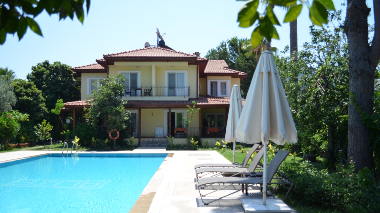 Yüzme havuzu ve otel dış cephesi